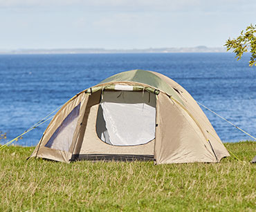 Beige 4-personers telt på plæne