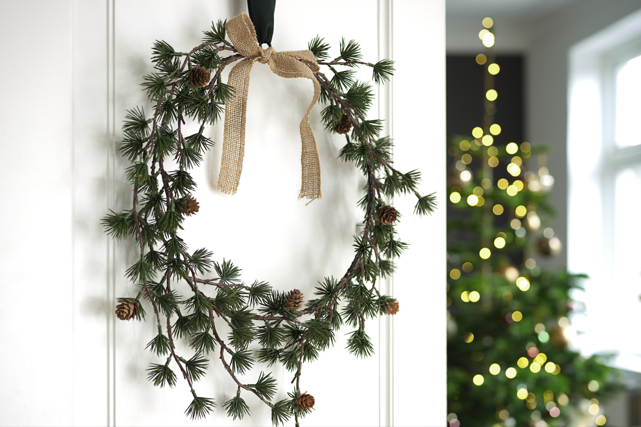 Yılbaşı ağaçları ve çelenkler