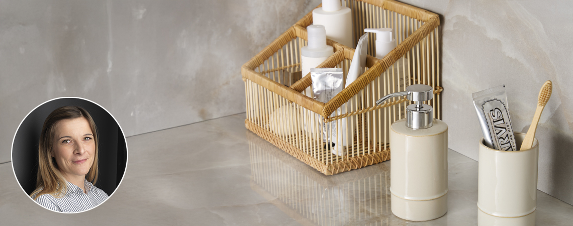 Bir banyoda sarı pamuklu havlular ve banyo düzenleyicileri. Kathrine Møller Vinther'in takdimi