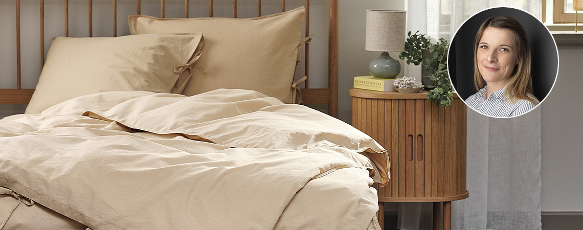 Kategori Uzmanı Kathrine görseliyle birlikte parlak haki renginde yıkanmış pamuk nevresim takımı