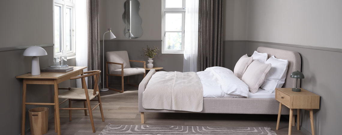 KONGSBERG karyola ve HOKKSUND komodin Çalışma alanı bulunan bir yatak odasında döşemeli karyola