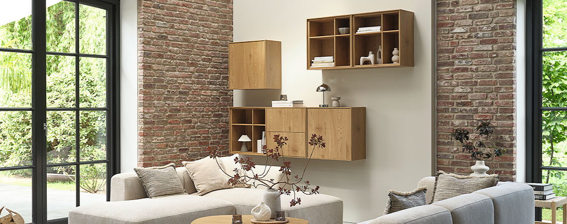 Oturma odasında, bir duvara monte edilmiş birkaç duvar ünitesinden oluşan depolama mobilyaları