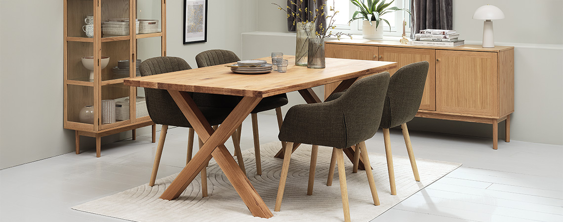 Yemek odasındaki yemek masası, vitrin ve büfe gibi FSC sertifikalı masif ahşap ve ahşap kaplama mobilyalar