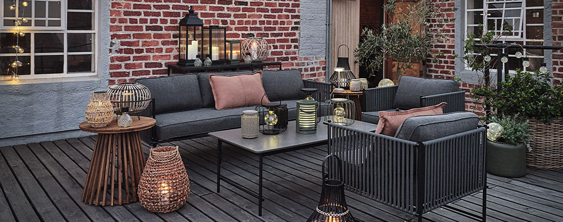 Bahçe için farklı türde güneş enerjili lambalar, dış mekan fenerleri ve teras üzerinde güneş enerjili bahçe lambaları.