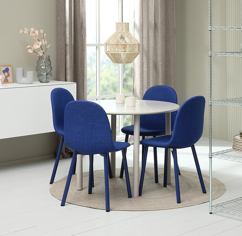Kobalt mavisi yemek sandalyeleri ve bej yemek masası