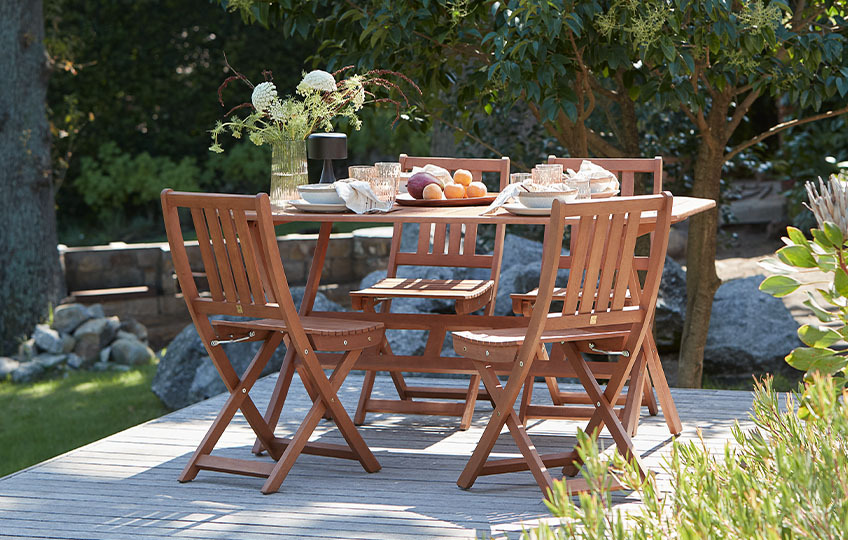Masif okaliptüs bahçe masası ve verandada bahçe sandalyeleri 