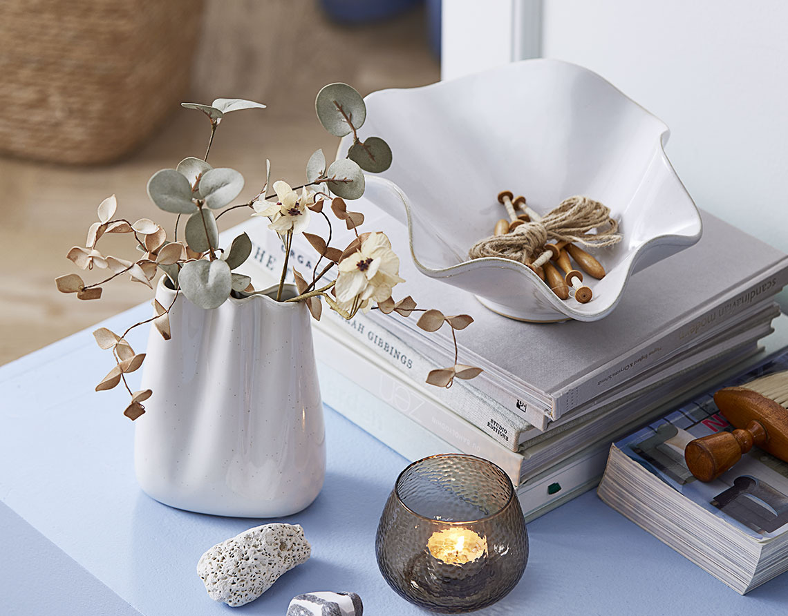 CARLO vazo, LAUST yapay çiçek, HILMIR kase ve ALLAN tealight tutucu Yapay çiçekli taş vazo, beyaz kase ve tealight tutucu
