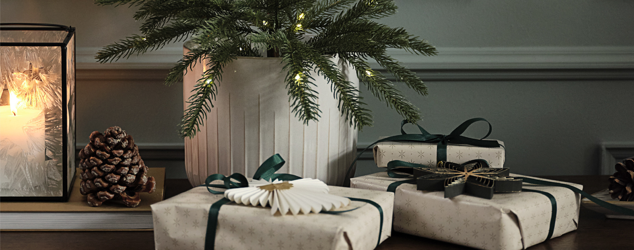 Yapay ağaçlı bir büfe üzerinde Noel hediyeleri Yapay ağaçlı bir büfe üzerinde Noel hediyeleri