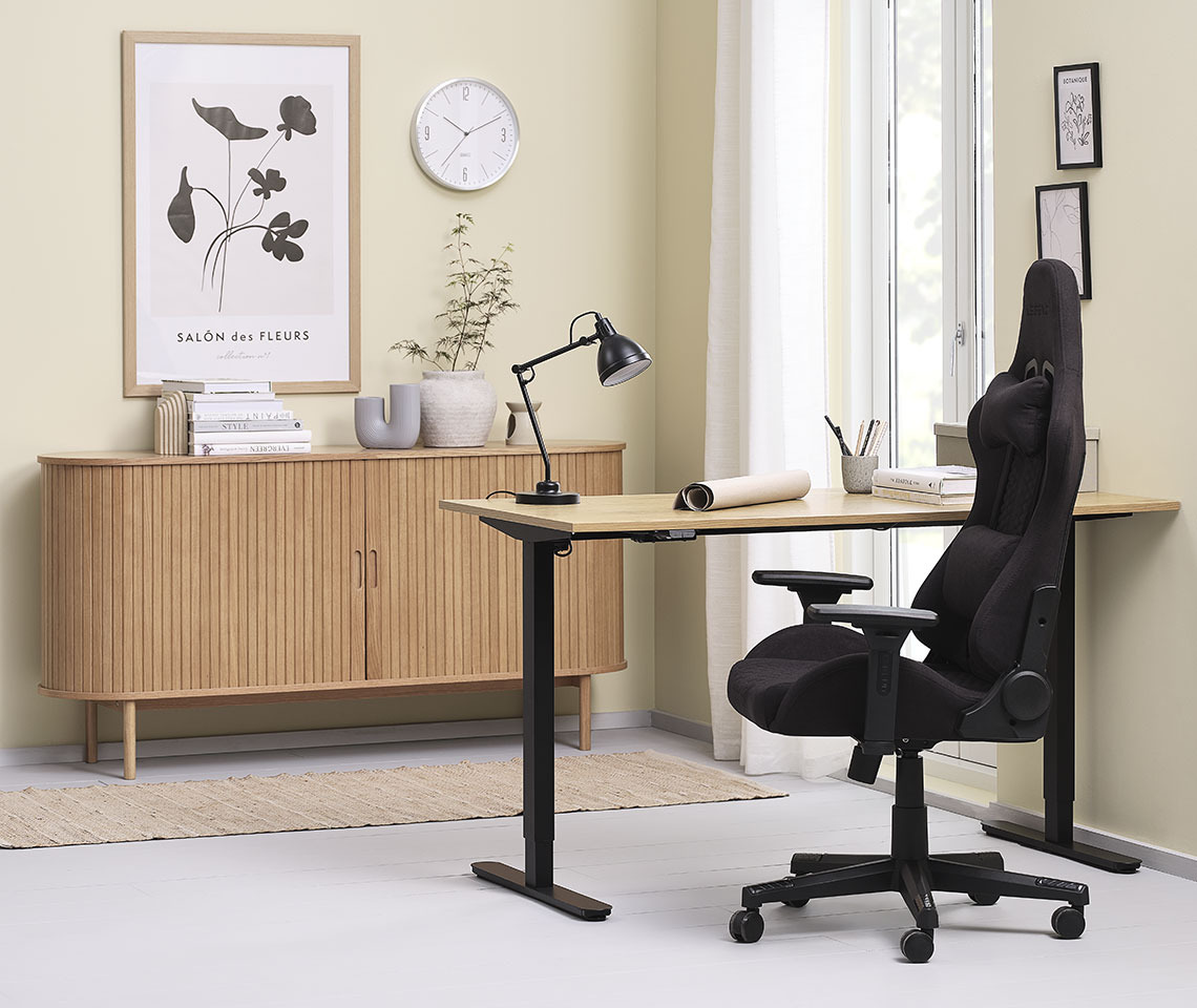 Home office with SVANEKE standing desk, NIBE gaming chair and LYNGVIG sideboard Cozy office décor with standing desk, gaming chair and sideboard