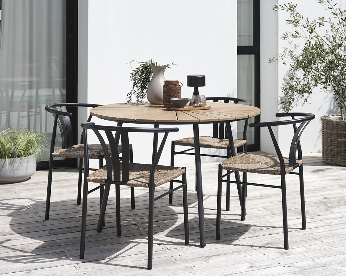 RANGSTRUP 130 cm çapında bahçe ve TAGMARK bahçe sandalyeleri Veranda üzerinde dört bahçe sandalyesi bulunan yuvarlak bahçe masası