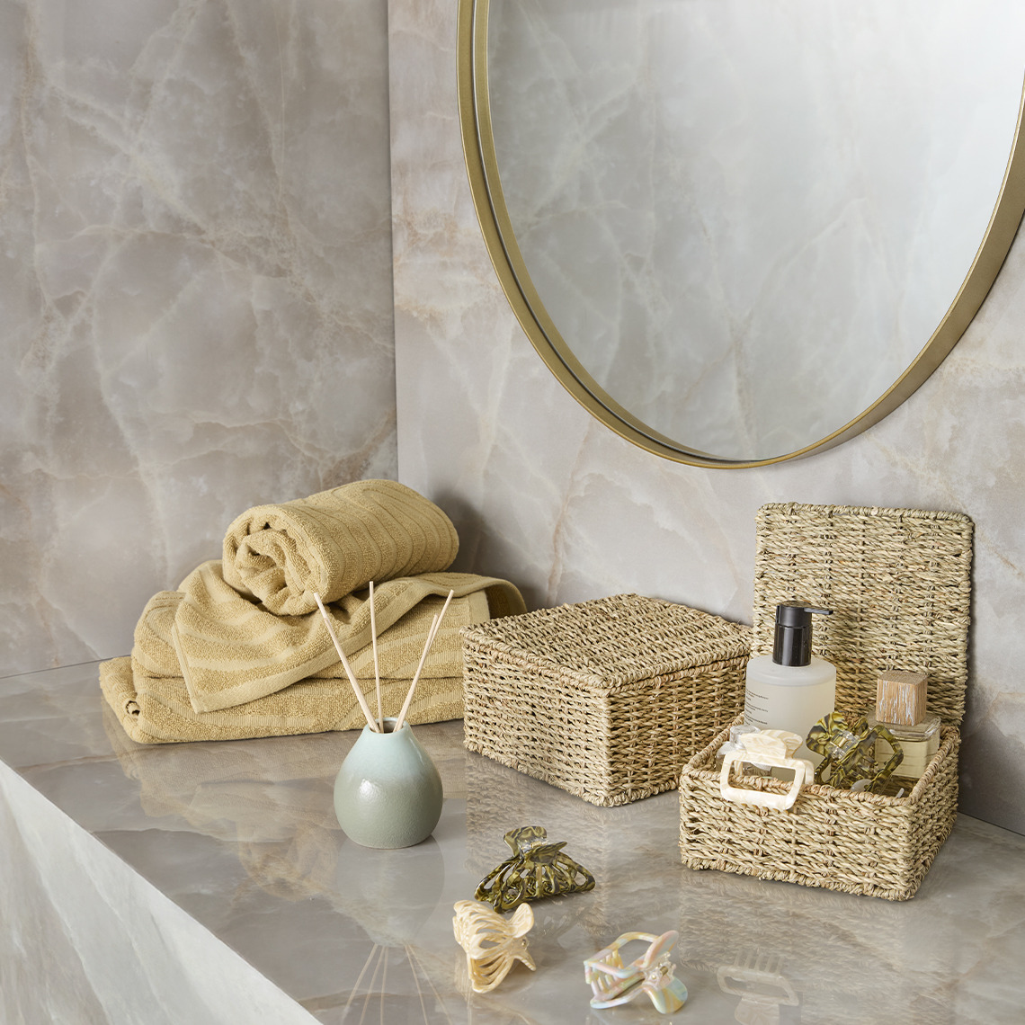 IDALA havlular ve SENNAN saklama kutuları Bir banyoda sarı pamuklu havlular ve banyo düzenleyicileri