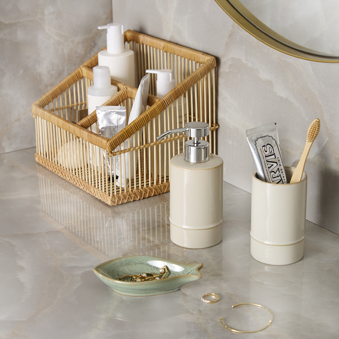 SMEDBY sıvı sabunluk ve diş fırçalık, TIMMELE takılık ve HORNDAL düzenleyici Bambu banyo düzenleyici, sıvı sabunluk ve diş fırçalık