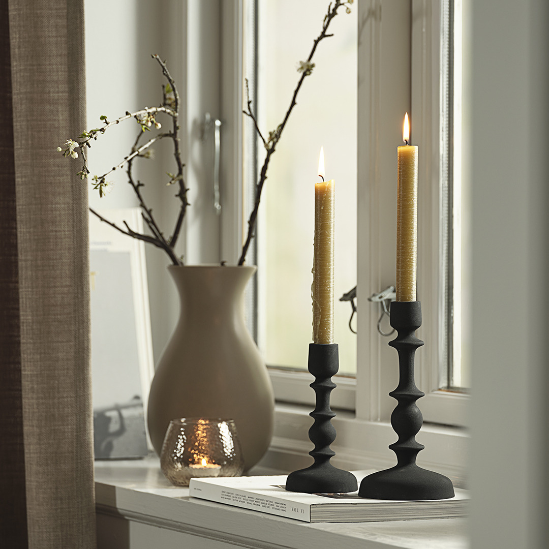 BERTEL konik mumlar, ALLAN tealight tutucu, FREI vazo ve CASPAR şamdanlar Pencere kenarında vazo ve şamdanlar ile konik mumlar