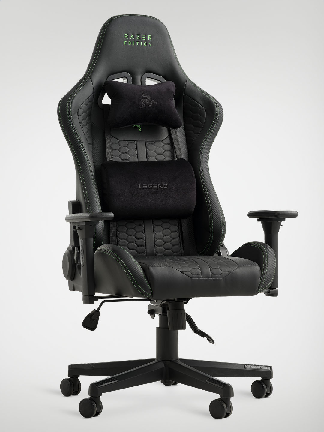 TYPE Z – RAZER EDITION™ BY LEGEND oyun koltuğu Siyah bir Razer oyun koltuğu, ergonomik destek ve rahatlık için yüksek sırt yaslama, ayarlanabilir kolçakları ve yumuşak minderlerle donatılmıştır.