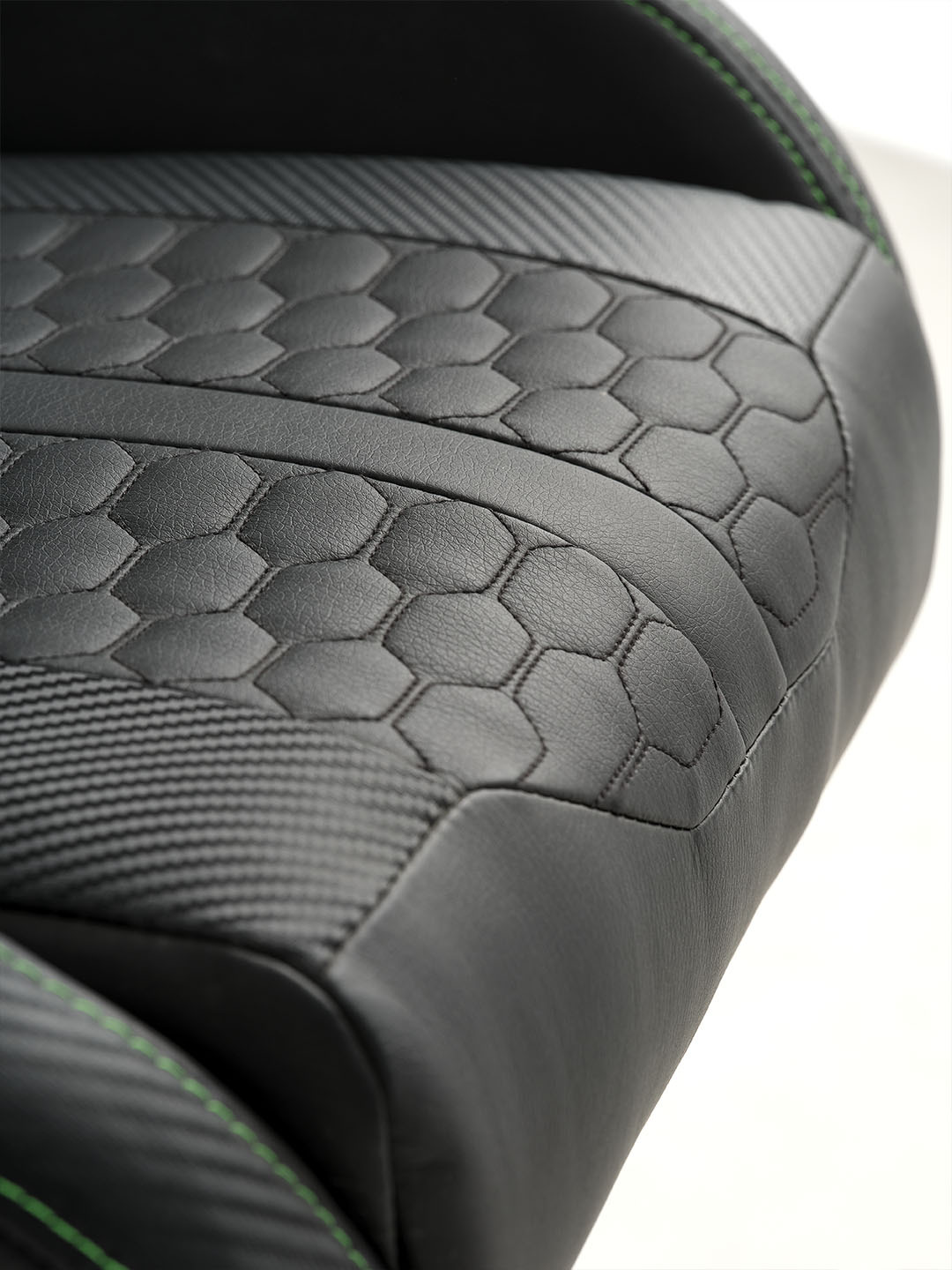 TYPE Z – RAZER EDITION™ BY LEGEND oyun koltuğu GÖRSEL ALTERNATİFİ: Siyah Razer oyun koltuğu, yükseltilmiş altıgen desen ve karbon fiber detaylarla bezenmiş oturma kısmına sahiptir.