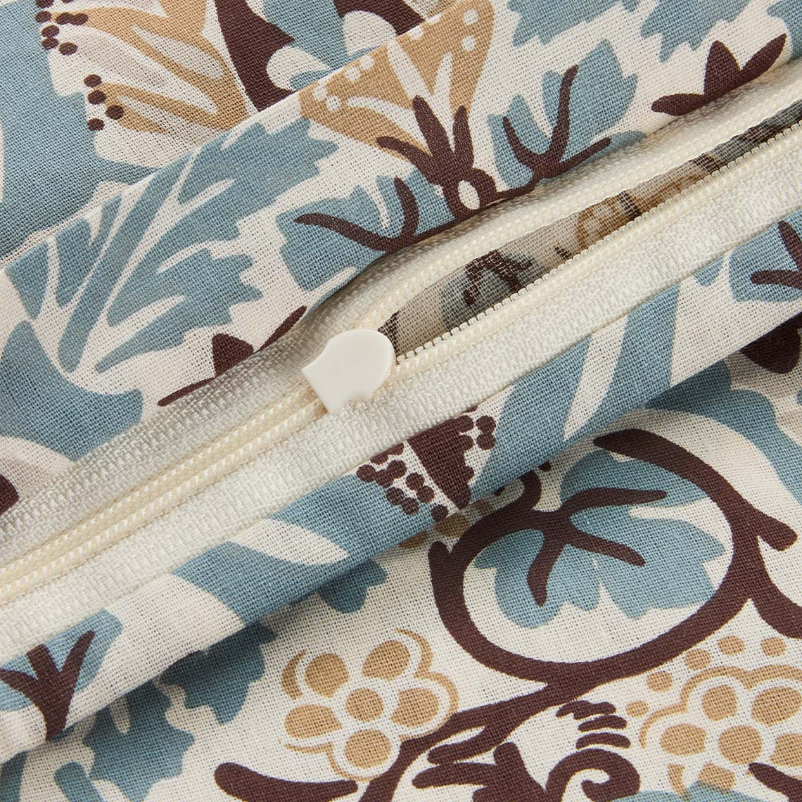 Pastel mavi ve kahverengi renklerde, art deco esintili nevresim takımı