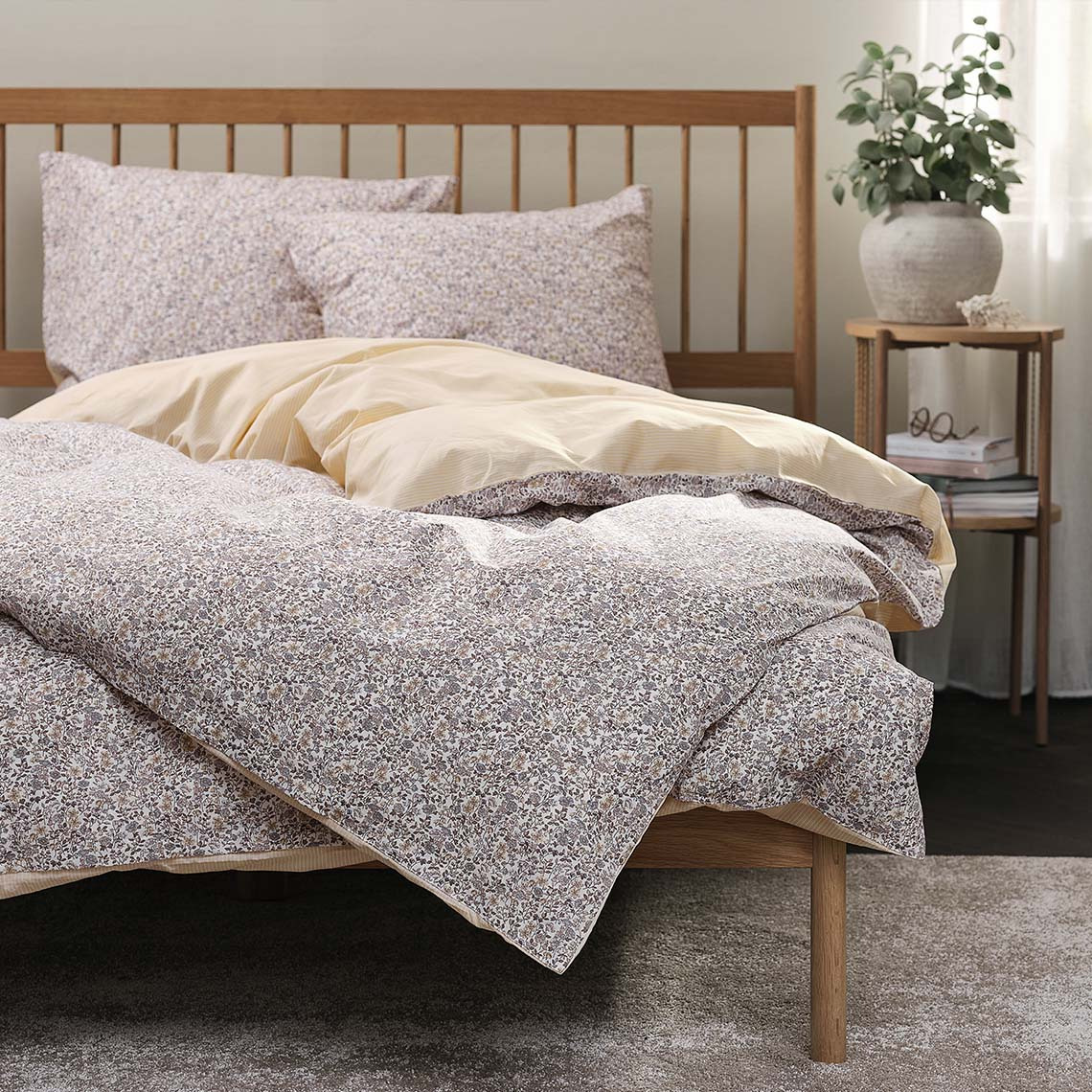 Yumuşak mor ve sarı renklerde, çiçek desenli nevresim takımı