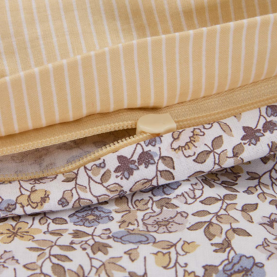 Mor ve sarı tonlarında küçük pastel çiçeklere sahip pamuklu nevresim takımı