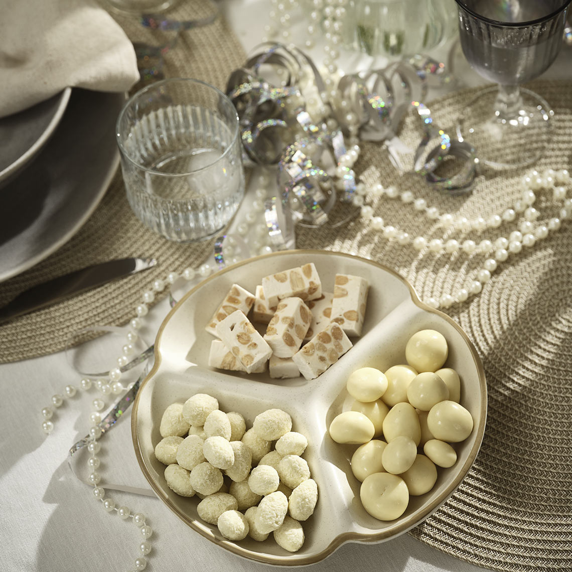 Atıştırmalıklar için beyaz bölmeli tepsi  