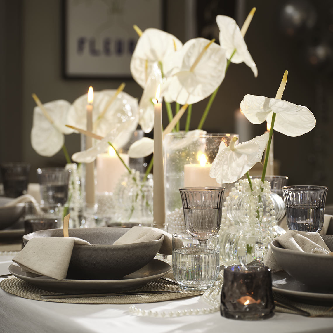 Kase, tabak, bardak ve tealight mumluklarla donatılmış masa