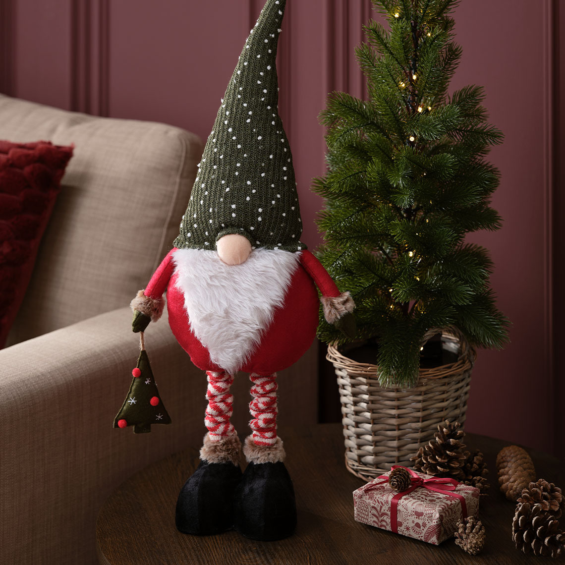 HALM sevimli bir Noel elfinin düğme burnu ve büyük, beyaz bir sakalı vardır Düğme burunlu, beyaz sakallı ve gri şapkalı İskandinav Yılbaşı elfi