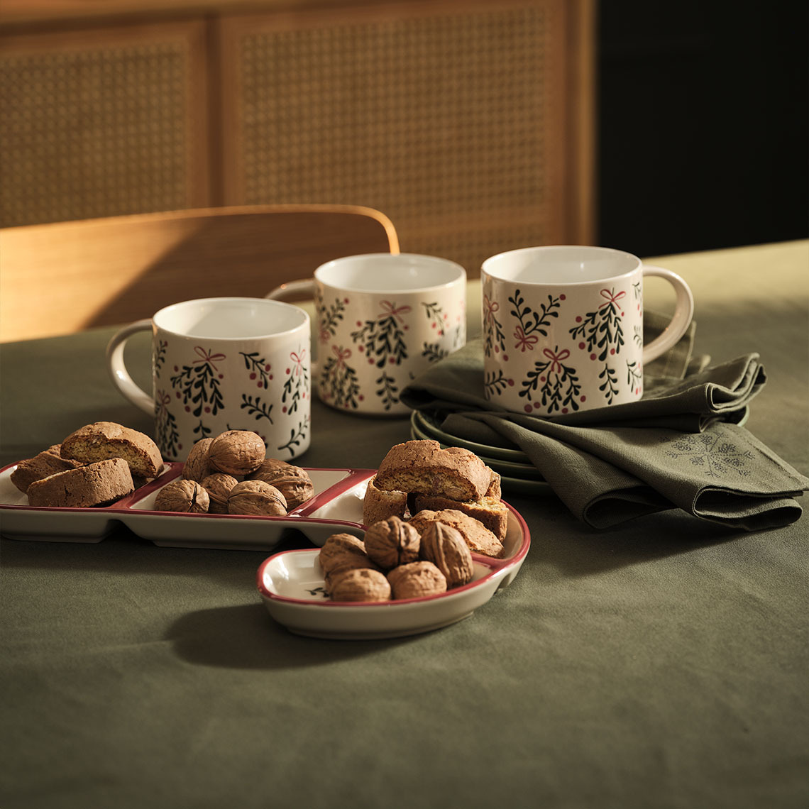 LIN Yılbaşı kupaları, LIN Yılbaşı kasesi ve STJERNESTEN kumaş peçete Yılbaşı kupaları, kase ve Yılbaşı kumaş peçeteleri masanın üzerinde