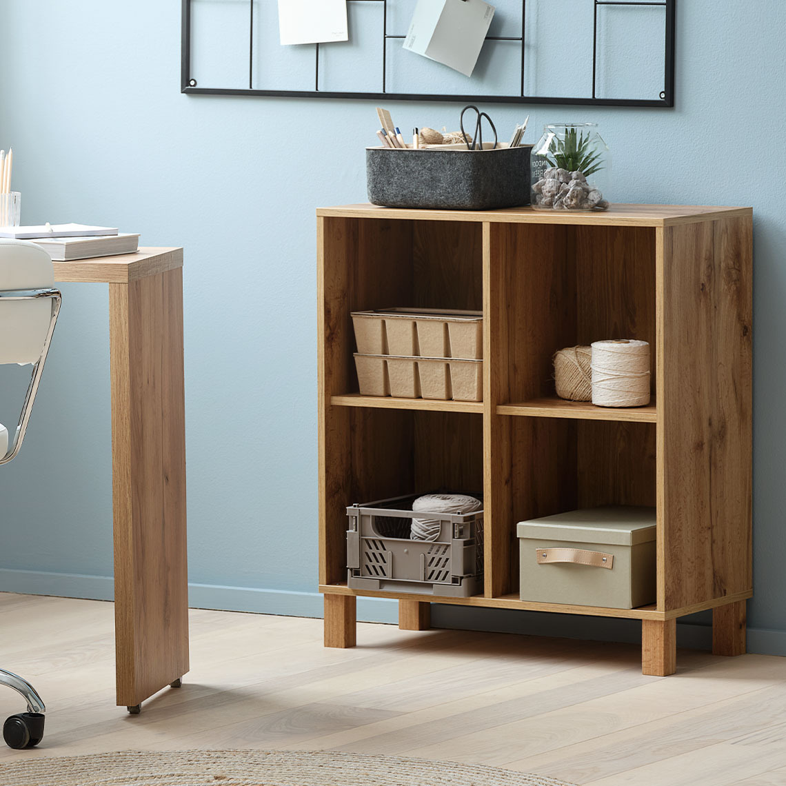 Dört bölmeli, modüler duvar depolama ünitesi bileşeni, uyumlu ayaklarıyla zemine oturmaktadır.