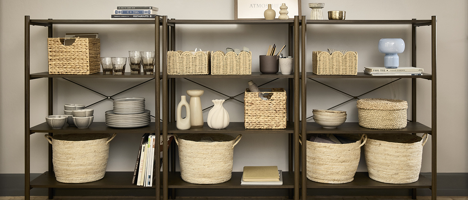 Raf sisteminde sepetler ve dekoratif aksesuarlar