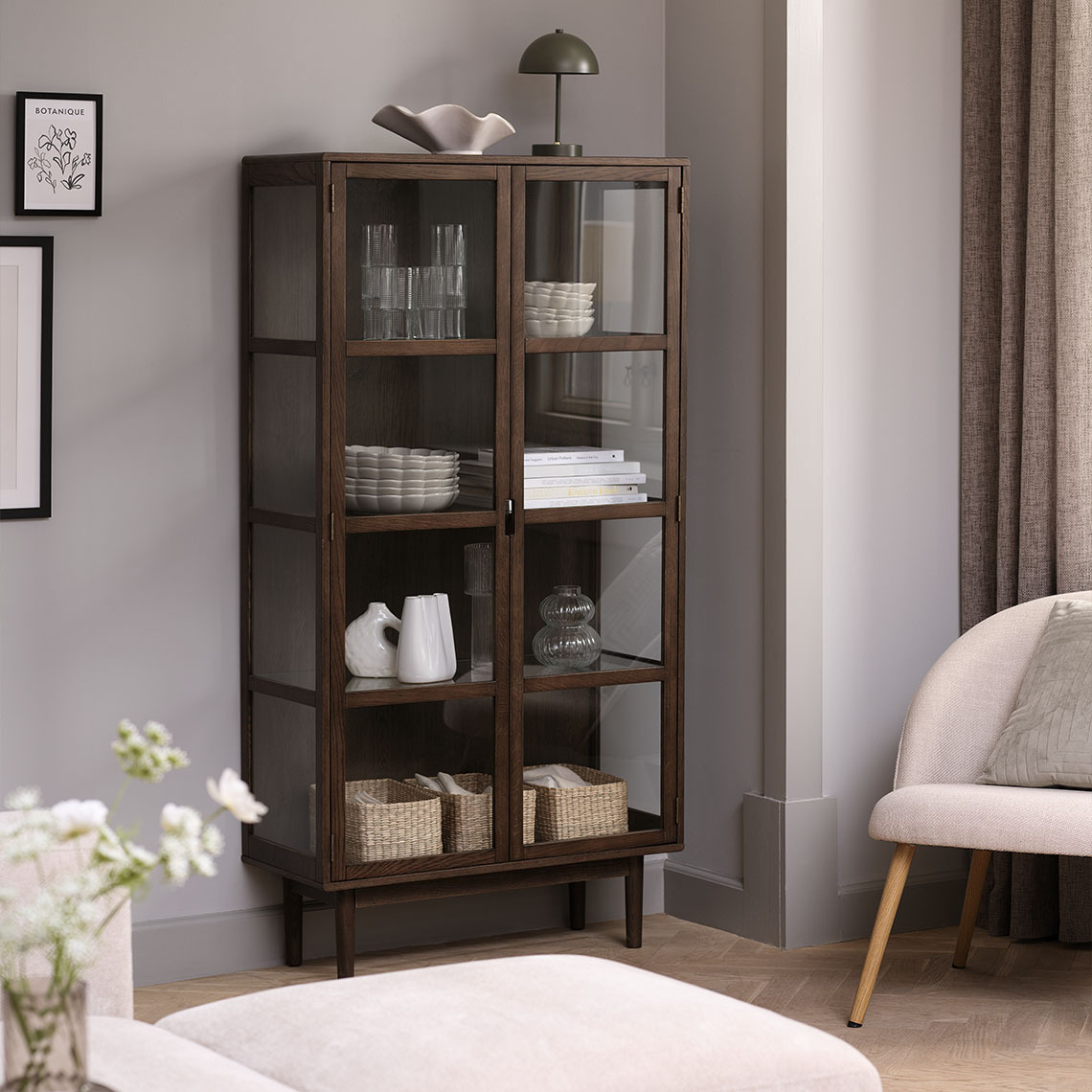 FSC® sertifikalı masif meşe ve koyu renk meşe kaplamadan üretilmiş yüksek vitrin.