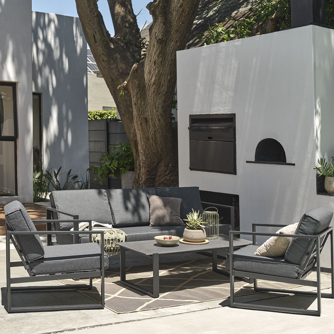 Hızlı kuruyan malzemeden üretilmiş VONGE lounge seti Siyah minderli, hızlı kuruyan lounge seti