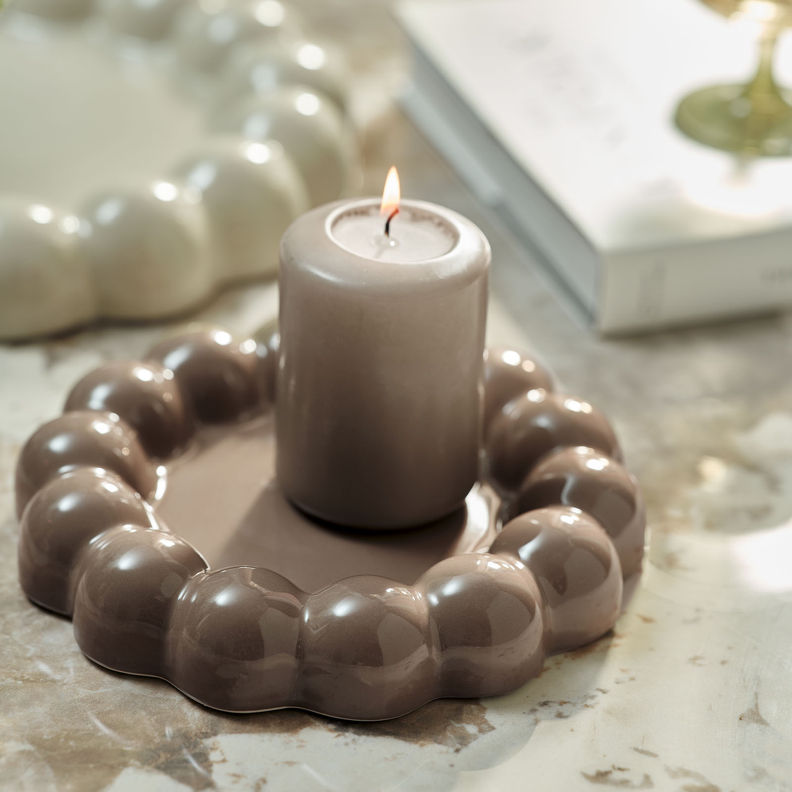 GREGOR dekoratif tepsi Yanan mum ve baloncuk veya kabarcık benzeri kenarlara sahip açık çikolata kahverengisi dekoratif tepsi