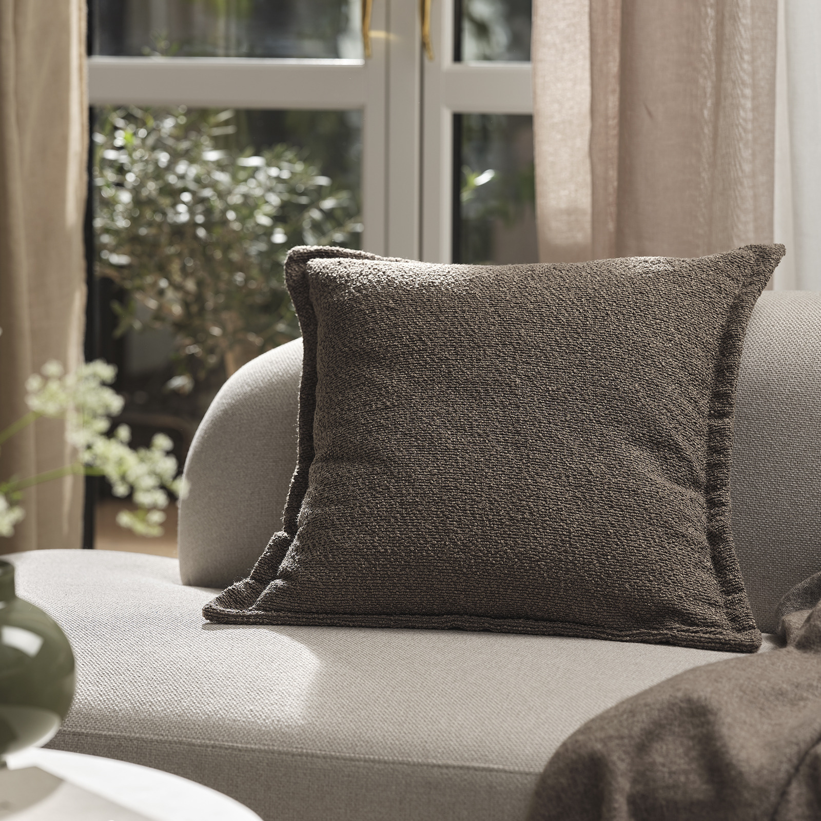Kahverengi buklet renkte GULDBLOMME minder kılıfı Kahverengi minder kılıfı ile kanepe