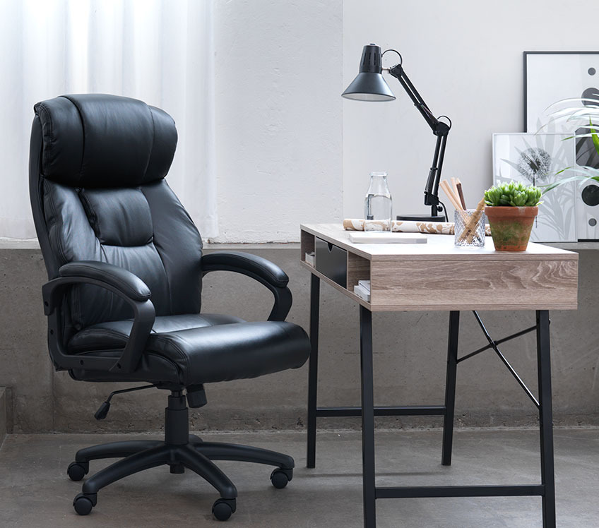 TJELE ofis sandalyesi ve ABBETVED masa Bir ofis masasında siyah yönetici ofis koltuğu