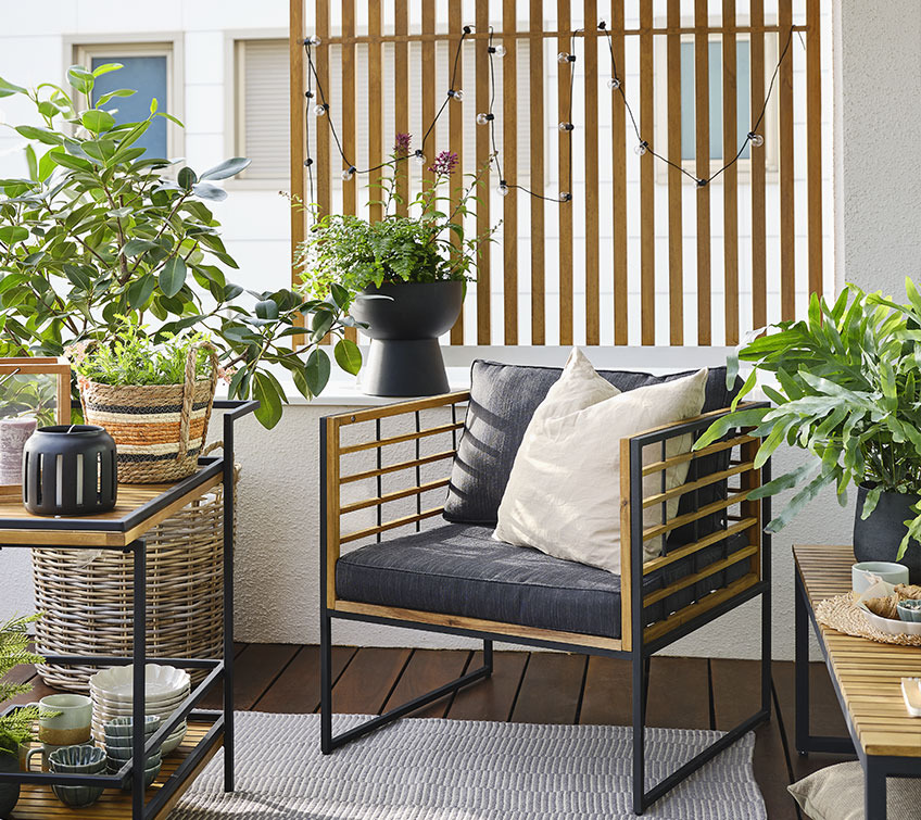 Farklı boyutlarda, şekillerde ve malzemelerde saksılarla yemyeşil balkon bahçesi